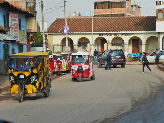 Wir erreichen eine Stadt kurz hinter den Ausläufern von Cusco. Viel Treiben auch hier, auffällig die Mototaxis, die sehr günstig sind (1-2 Soles also 30 bis 70 cent) für eine Fahrt zum Markt zB, können sich also auch ärmere Hausfrauen leisten. Viele von diesen Mototaxen sind auf Superheld gemacht (Batmobil zB).