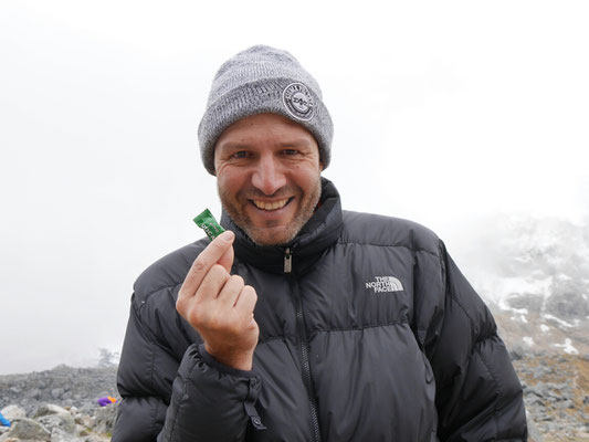 Man soll etwas Persönliches verstecken hier oben - ein Ritual. Ich fand nichts Gescheites, hatte sonst nur Müll dabei. Also widmete ich dieses Coca Bonbon dieser Tour. Ich habe noch welche behalten für Zuhause, sozusagen symbolisch mit meiner Familie verzehren... (natürlich habe ich das Papierchen entfernt - ökologisch!)