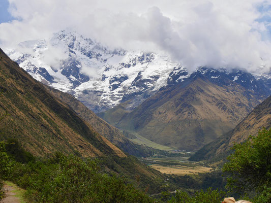 Und hier ein toller Ausblick auf den Humantay, >5400 m. Am gleichen Tag werden wir dort hinten im Tal links diesen grünlichen Hang hochlaufen bis weiter oben zum Gletschersee des Humantay.