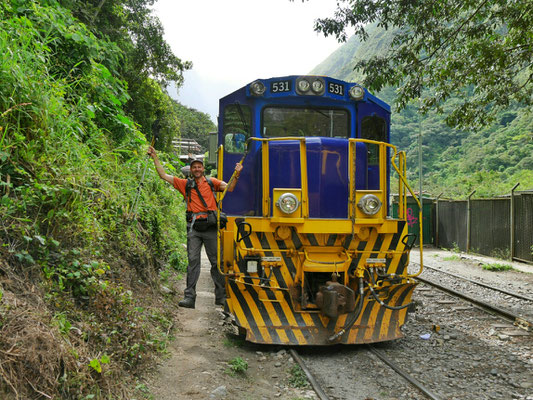 Und ein wenig Faxen machen. Das ist der Zug von Perurail. Chile hat sich hier eingekauft. Dazu gehört auch Inca Rail.