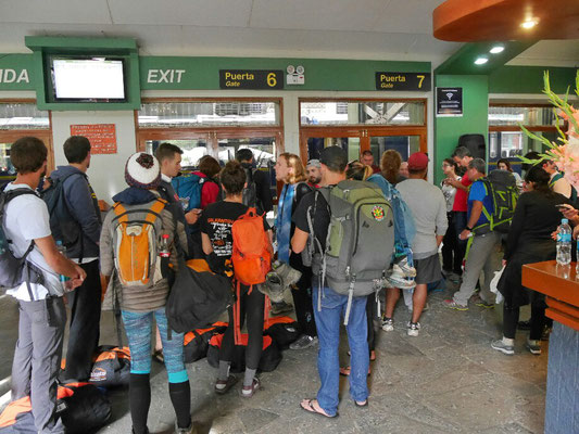 Am Bahnhof. Großer Andrang.