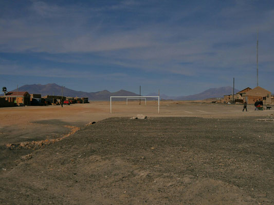 Die Plaza de Armas sozusagen ist in diesem Fall ein Fußballplatz, der neben den Gleisen die Mitte des kleinen Dorfes ausmacht. Der Rest des Dorfes hat gefühlt nochmal die Größe des Platzes.