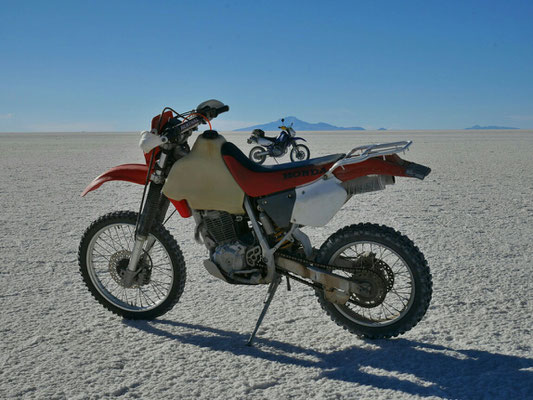Das kleine Motorrädchen auf dem großen.