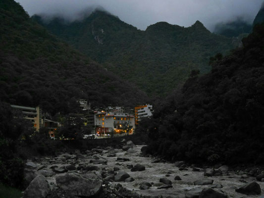 Aguas Calientes bei Einbruch der Nacht. 