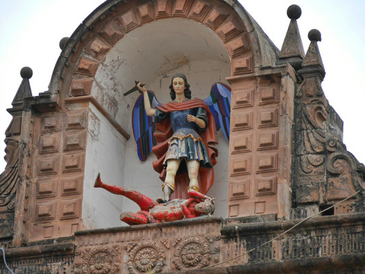 Hier wieder an der Basilica, wahrscheinlich Gabriel mit Lucifer. Eigentlich bräuchte man ein Fernglas um die Feinheiten der Skulpturen wertschätzen zu können, dieses hier ist bereits herangezoomt.