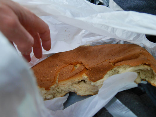 Hier hat Juan unser Guide ein bißchen Brot eingekauft, so wie es hier die Einheimischen essen. Dieses hier ist eine Chuta de Oropesa (chuta nennt man so einen runden Brotlaib). Sehr lecker, etwas süßlich. 