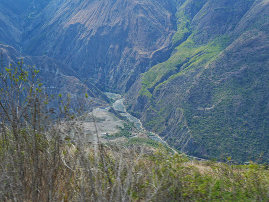Wieder so ein Canyon, in diesem Fall wenn man genau schaut vll eine Solarzellenanlage.