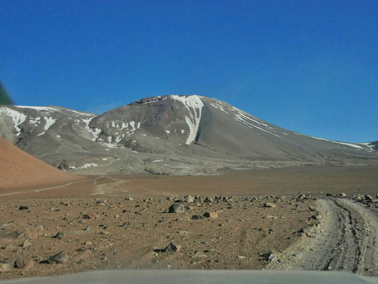 Das ist der Volcán Lascar. Er hat mindestens 3 Krater, die zu unterschiedlichen Zeiten entstanden.