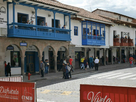 Nette Balkons an der Plaza de Armas.