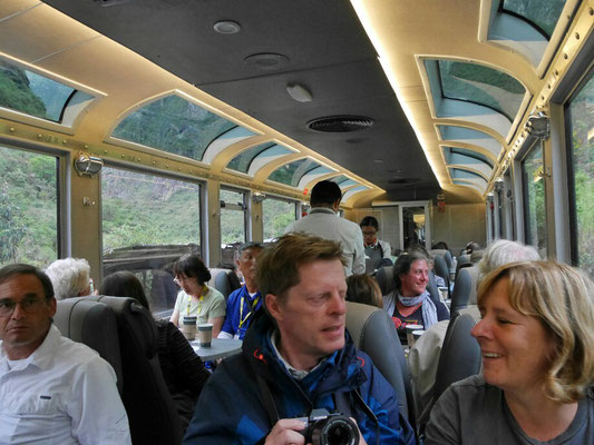 Sitze im Panorama Abteil einem Südtiroler Pärchen gegenüber.