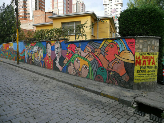 An dieser Wand gibt es Malereien aus verschiedenen Ländern. Diese hier ist aus Chile zB Allende zu sehen, der andere könnte O'Higgins sein.