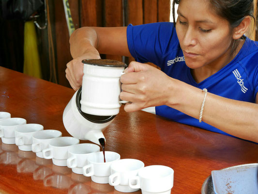 Darauf freuen wir uns alle. Und schwarz und ölig ist der!! - Natürlich kaufe ich Kaffee zum Mitnehmen, und zusätzlich sehr leckeren Honig aus eigener Imkerschaft aus dem Dschungel! Aber an den Honig muss ich ein Sternchen machen für später*