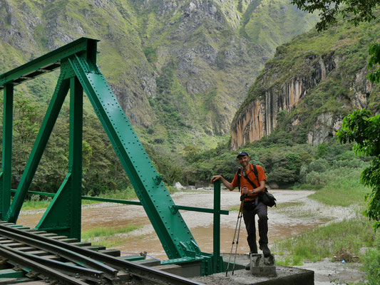 Der Urubamba und ich. Und die Brücke.