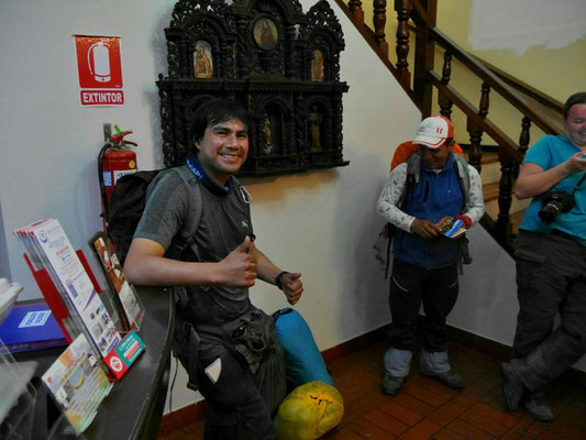 Juan Giovanni wird verabschiedet  (bleibt nur noch Juan der Erste). Leute suchen sich jetzt ihr Hotel und treffen sich später nach dem Duschen zu einem gemeinsamen Essen.