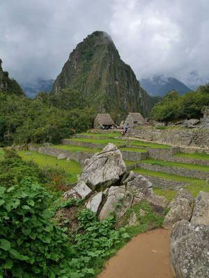 Ein anderer wichtiger Stein. Er stellt den Wayna Picchu im Hintergrund dar.