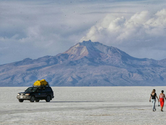 Schönes Bild vom Volcán Thunupa, der diesem Salar seinen echten Namen verleiht.
