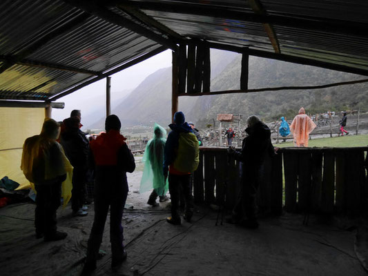 Aber Abkühlung kam von selbst, denn nach dem Selfie ging der Regen los. Wurde etwas glitschig aber alles gut gegangen. Hier haben wir den Fuß des Humantay wieder erreicht und warten auf die Nachzügler.