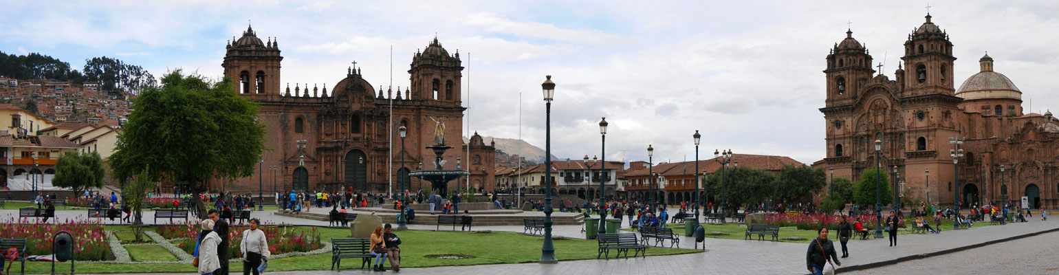 Es folgen einige Bilder von der Plaza de Armas, die in Cusco sehr ausgedehnt und sehenswert ist. Links die Basilica und re das Portal Belén.