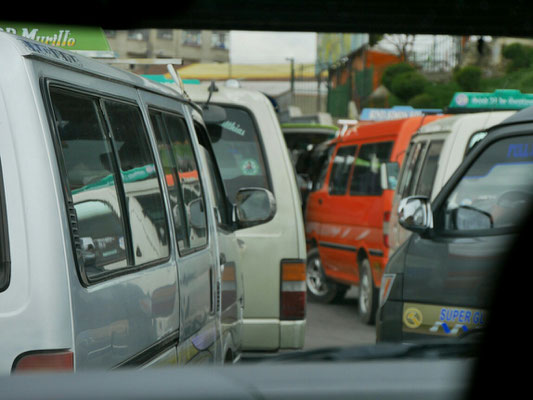 Das erste was auffällt ist der Microbus Verkehr.