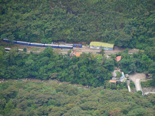 Blick auf den Eingang zu Machu Picchu unten im Tal. Rechts unten die Busbrücke  neben der Füßgänger Hängebrücke, Beginn des Hiram Bingham Serpentinenwegs.
