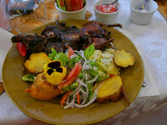 Wir kehren ein zum Mittagessen. Auch Abschiedsessen, weil der Rest der Gruppe nun zurück nach Cusco und dann weiter reist. Ich probiere das Meerschweinchen!