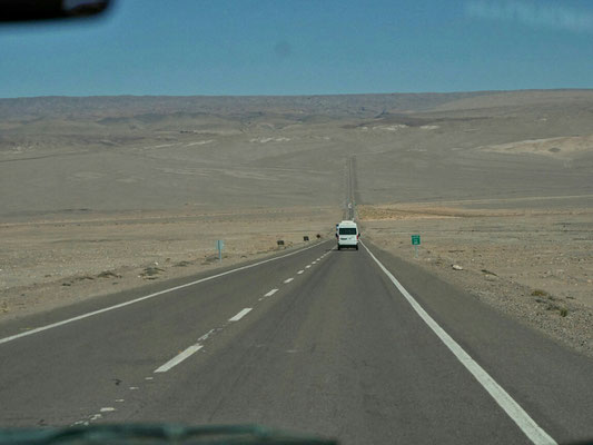 Fahrt nach Calama dauert ca. 1:45 h. Typische Straße durch die Wüste, gerade gerade, langweilig.