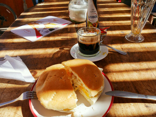 Ein gutes Frühstückscafé in der Nähe, praktisch ein paar Schritte weg, war das H2O. Sie machten vor allem Sandwiches.