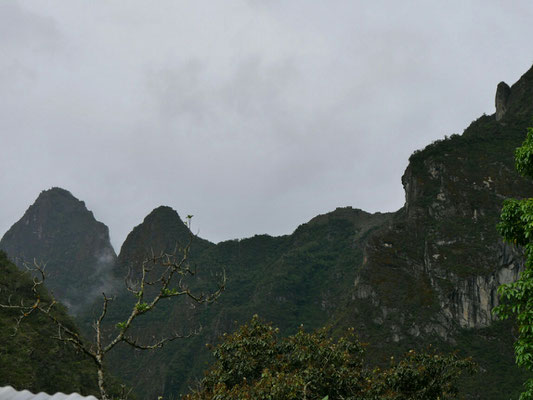Wir sehen zum ersten Mal Machu Picchu von unten aus. Hinten links der Wayna Picchu. Viele Aaahs und Ohhs. Wir sind so lange gelaufen für diesen Ort!