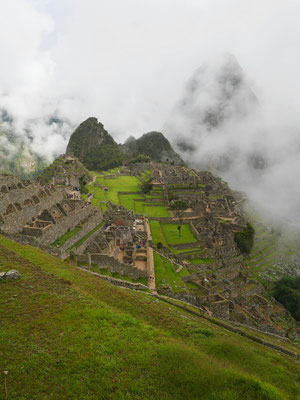 Wird aber besser. Rechts hinten, im Nebel, der Wayna Picchu, der Neue Berg. Der Machu Picchu ist hinter uns (nicht im Bild) und ist der Alte Berg. Da man für ersteren mehrere Monate Vorlauf braucht, habe ich für morgen den Alten gebucht.
