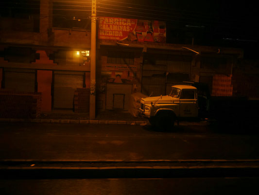Fast in La Paz zurück, fahren durch die Stadt am Rande auf der Hochebene, El Alto.