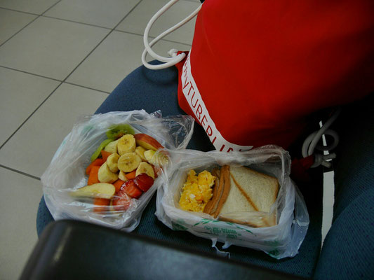 Julio vom Hostal Ananay hat mir ein leckeres Frühstück zum Mitnehmen gemacht! Esse ich in Ruhe am Flughafen, während ich auf mein Flugzeug warte.