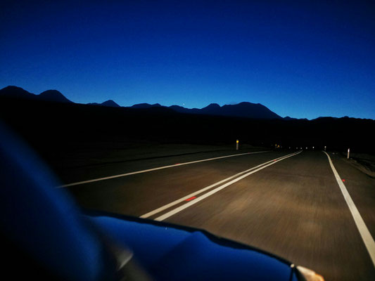 Wir fahren morgens durch die Nacht! Lange Anfahrt, speziell als es auf unbefestigte Straße ging.