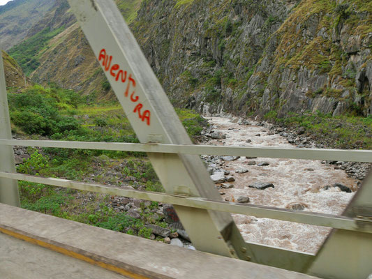 Der Urubamba, der heilige Fluß. Vor einigen Jahren gab es eine Überschwemmung, die ganze Dörfer hinweggerafft hat an den Hängen mit Hunderten von Toten.
