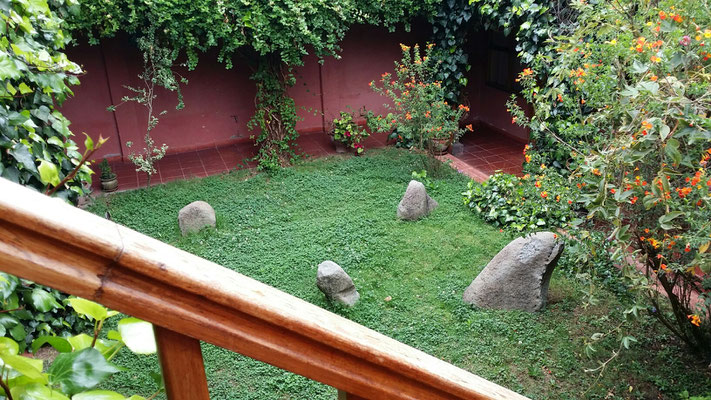 Welch wunderbar gepflegter Garten! Alles hier in diesem Hostal mit viel Liebe zum Detail arrangiert.