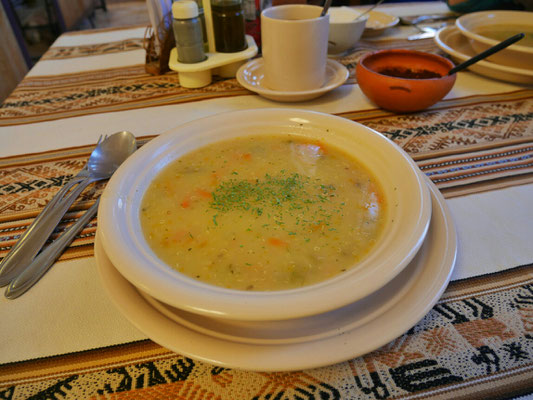 Erst mal was essen. Chañar Suppe, aus dehydrierten Kartoffeln (spezielle Sorte). Danach ein Lama Steak.