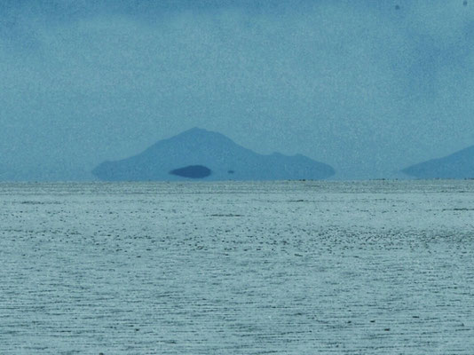 Auf dem Weg zu Incahuasierscheint eine weitere, kleinere Insel weiter rechts am Horizont. Man nennt sie Fischinsel, ...