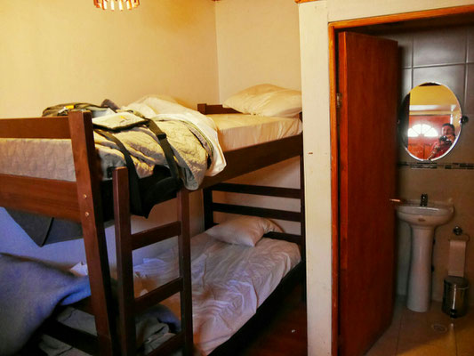 Mein Bett im klitzekleinen 4-Bett Dorm(itory  = Vielbettschlafzimmer). Es war noch ein Pärchen hier drin, das sich völlig ausgebreitet hatte, und meine Abneigung gegen Mehrbettübernachtungen, insbesondere weil man seine Sachen beieinander haben muss, nur bestätigte.