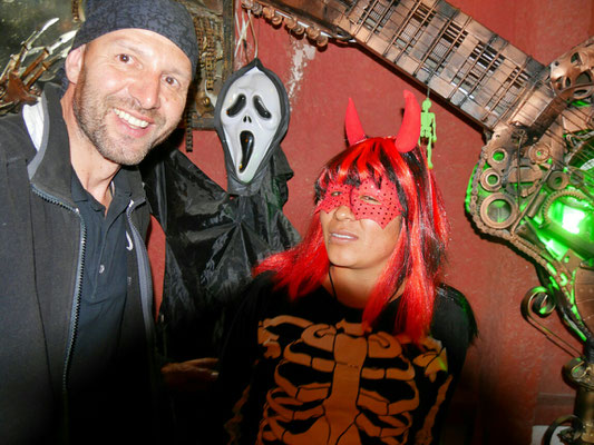 Dann gehe ich essen. Heute ist Halloween?! Viele verkleidet, wie hier die Bedienung im Restaurant.