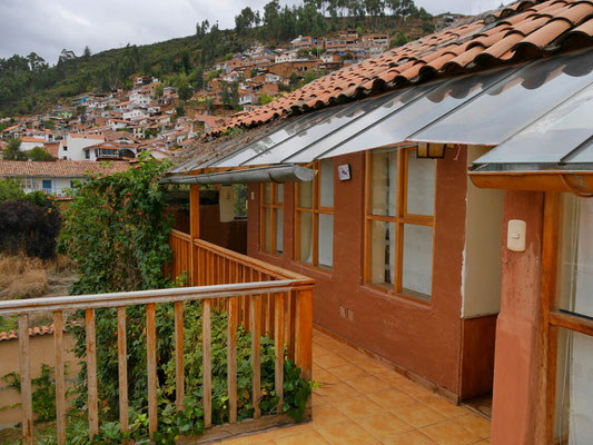 Mein Zimmer mit Balkon. Ist sonst niemand einquartiert,  bin hier König. - Nach hinten zieht sich Cusco den Hang hoch, wie praktisch in jede Himmelsrichtung.