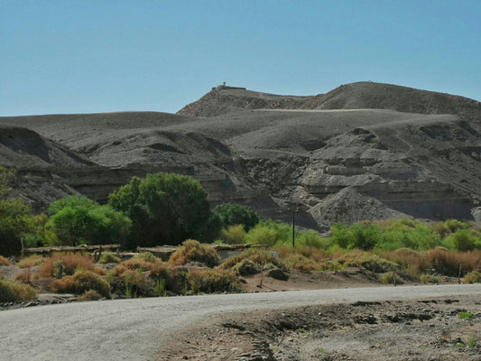 Auf dem Weg zur Teufelsschlucht mit dem Mountainbike. Auf dem Berg eine Festung (haben die Inca den Leuten gezeigt wie man das macht). Sie wurde von den Spaniern erobert und alle ausgelöscht.