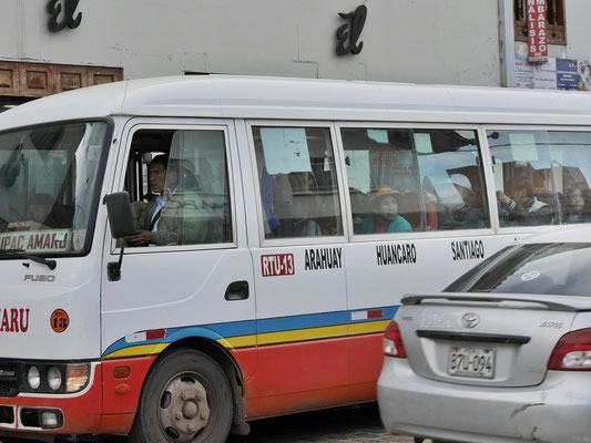 In diesen Bussen, und zwar hunderte von ihnen, reisen die Einheimischen tagein tagaus aus den Randwohnbezirken und der Umgebung nach Cusco rein und raus. Ein großer Teil der Wirtschaft macht der Tourismus aus. Konnte leider die Gesichter nicht ganz einfangen, dieser tapferen Legionäre.