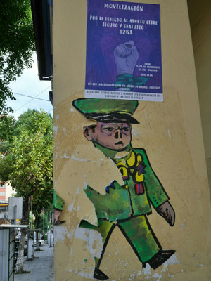 Oben das Plakat steht für das Recht auf kostenfreie Abtreibung. 