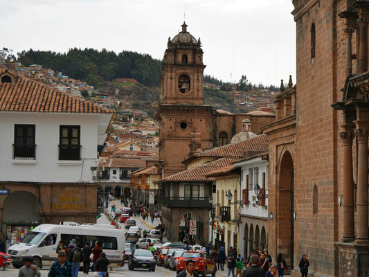Vom Convento aus der detailliertere Blick auf das Portal Belén n der Plaza de Armas. Meine Unterkunft wäre irgendwo am Berg hinter dem schönen Ziegeldach oben links im Bild.