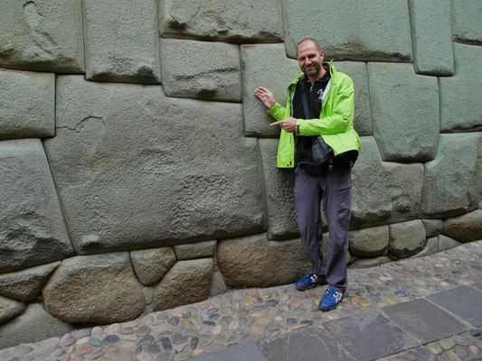 Der berühmte zwölfeckige Stein (ich habe nachgezählt, könnt ihr im Bild auch!). Er steht in der Mauer des Museums für religiöse Kunst unweit der Plaza de Armas.