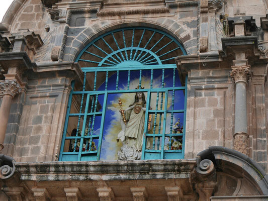 Das Marienbild an der Stelle, wo wir den Glockenturm oder die Uhr erwarten würden. An vielen Kirchen sind außen solche Szenen angebracht.