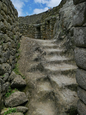 Treppe in den Fels gehauen und seit Hunderten von Jahren verwendet und abgewetzt.