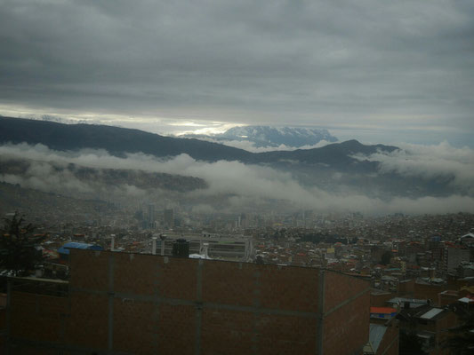 Wir fahren die große Hauptachse Richtung El Alto und sehen bald La Paz von oben, noch nicht ganz erwacht.