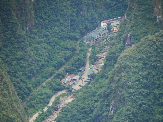 Und auch die andere Seite mit Aguas Calientes. Das letzte sichtbare Gebäude rechts könnte mein Hotel sein, das Santuario.