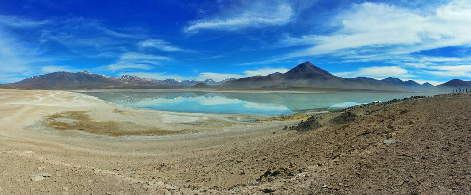 Lagune mit Vulkankette.
