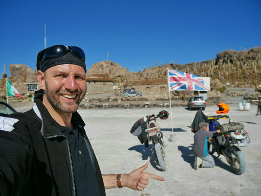 Robin muss Benzin aus seinem Motorrad anzapfen und in meines übertragen, sonst reicht meins nicht für die Rückfahrt. Lecker Geschmack im Mund...